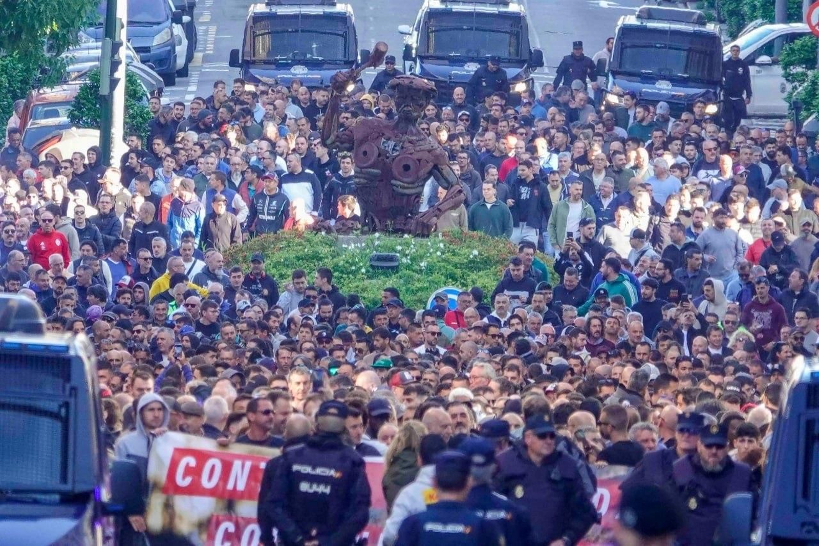 Manifestación a su paso por Praza da Industria bajo un amplio dispositivo policial.