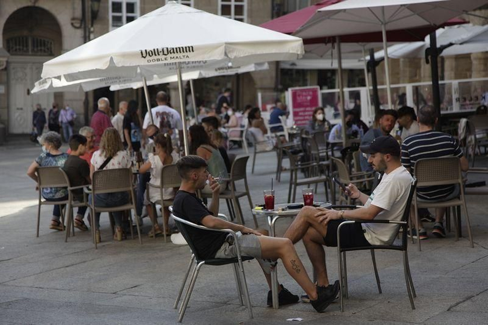 Varias personas tomando algo en la Praza Maior (MIGUEL ÁNGEL).