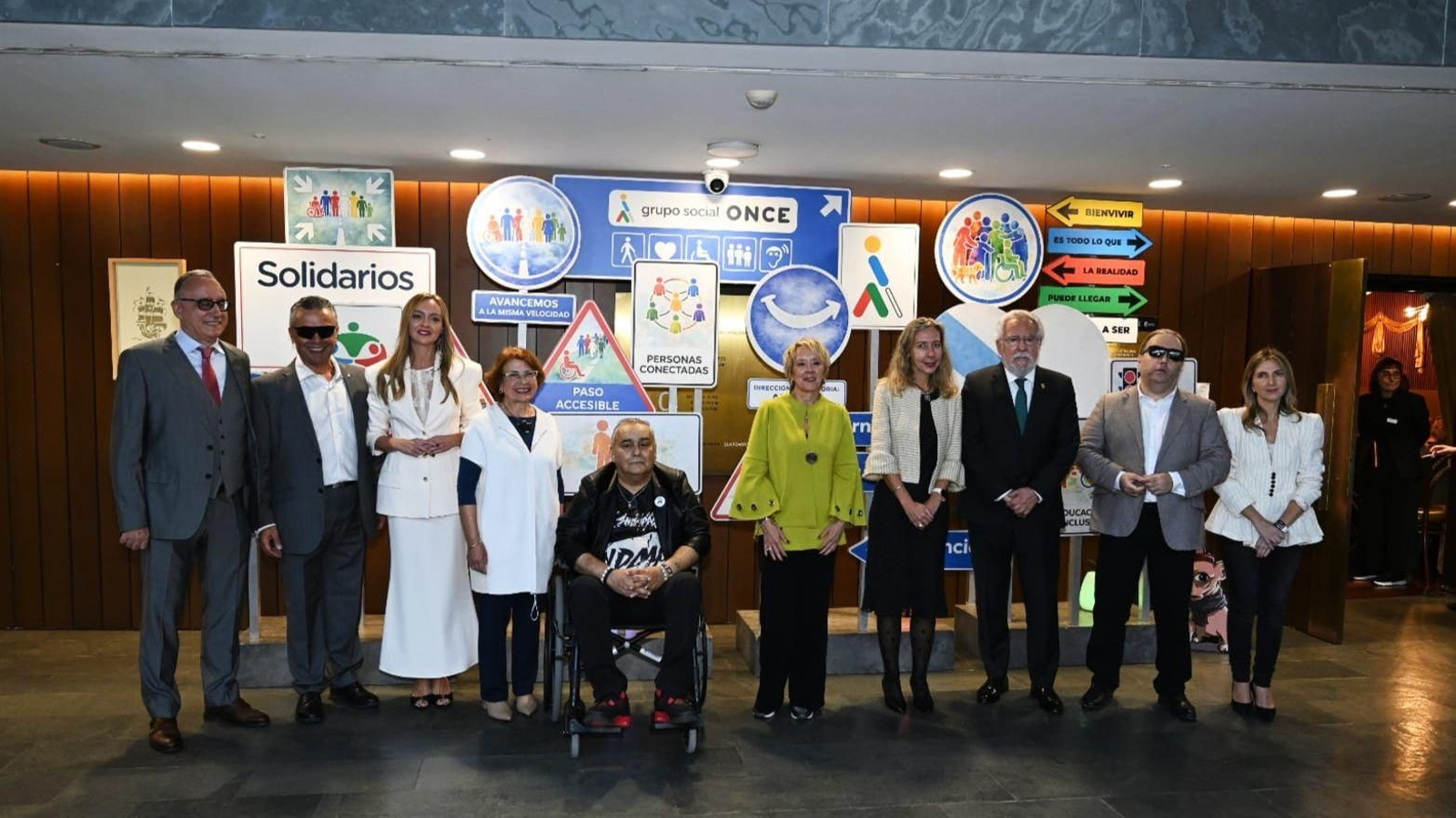 Premiados con los Solidarios Grupo Social ONCE Galicia 2026, junto a autoridades regionales y responsables de la ONCE.