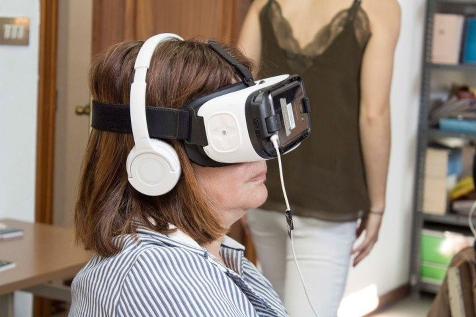 Utilización de gafas de realidad virtual en Ategal como parte de su proyecto SeniorLab.
