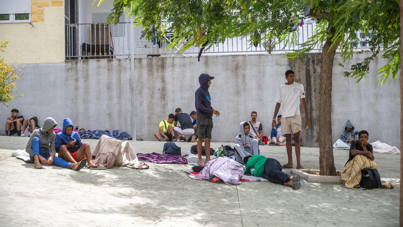 Varias personas migrantes en las calles del barrio de Loma Colmenar, a 27 de agosto de 2026, en Ceuta