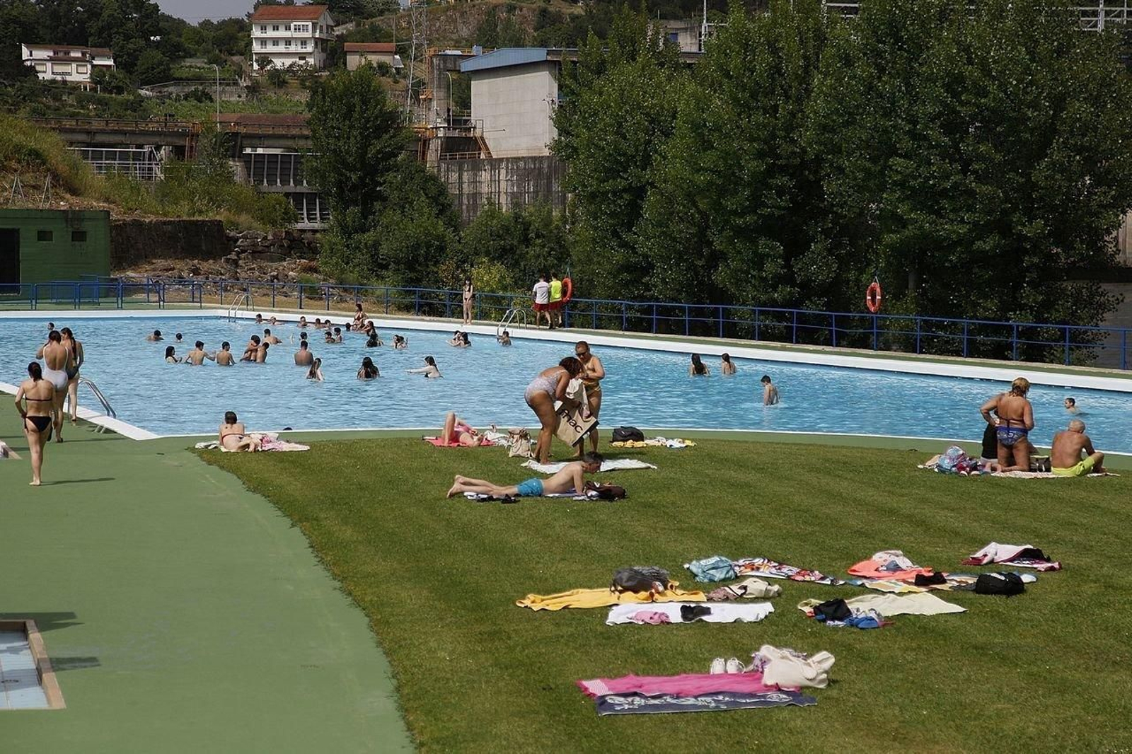 Descanso en el primer día de piscinas en Oira