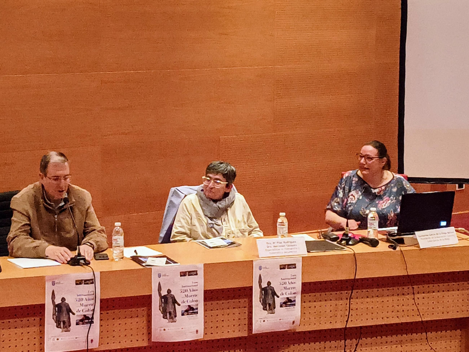 Mercedes Vázquez (centro) y María Pilar Rodríguez durante la ponencia en el Pazo da Cultura de Pontevedra.