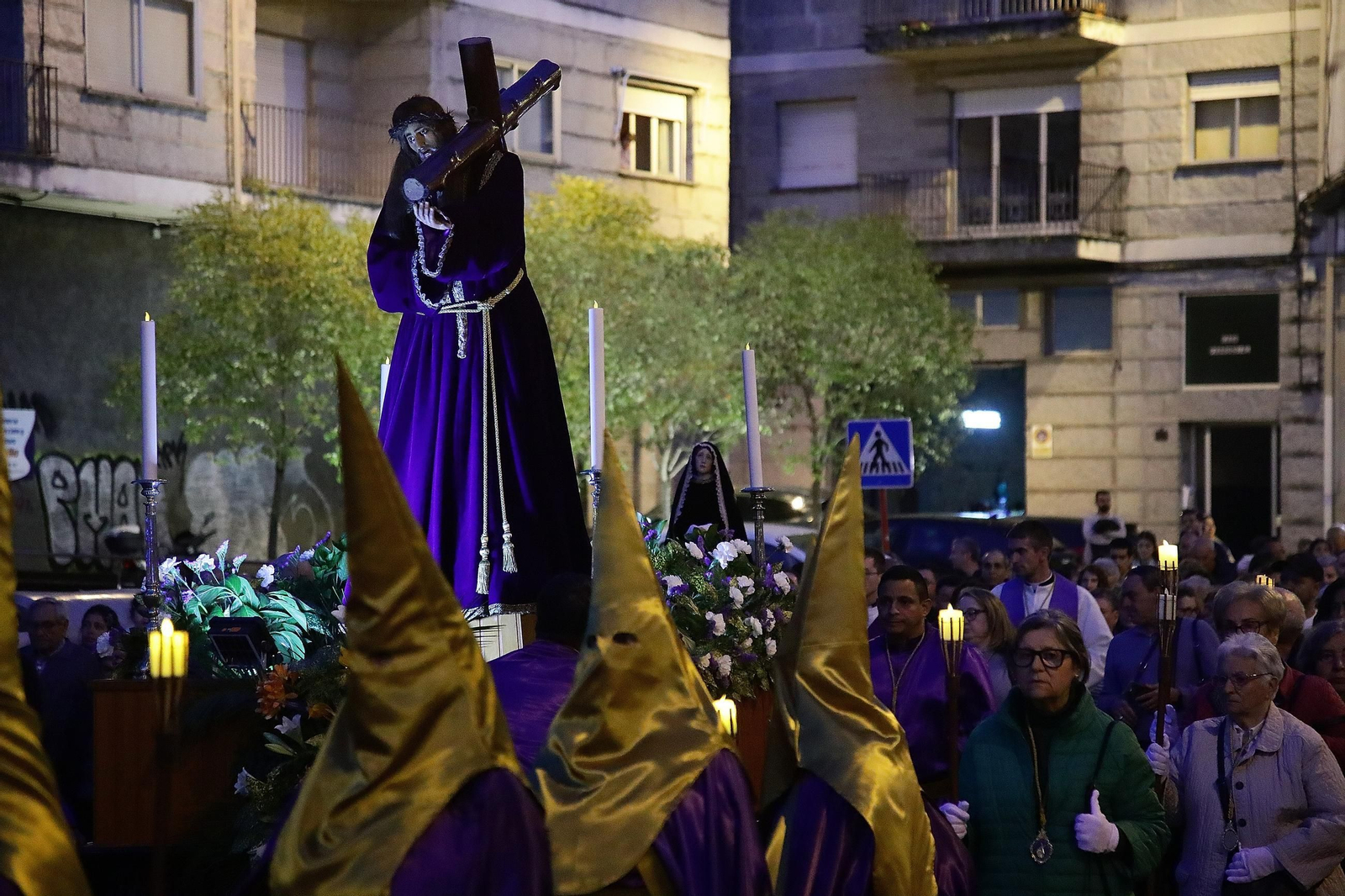 La plaza del Sagrado Corazón se llena al caer la noche para la salida procesional.