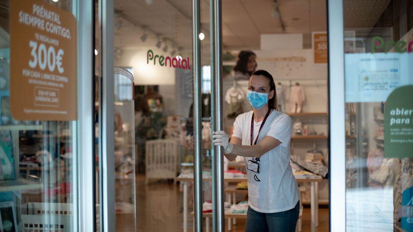 OURENSE (PRENATAL). 04/05/2020. OURENSE. Arranca la fase cero con la apertura de varios negocios, entre los que se incluyen ferreterías, peluquerías, talleres de arreglos, librerías o clínicas. FOTO: ÓSCAR PINAL  Marta Fernández