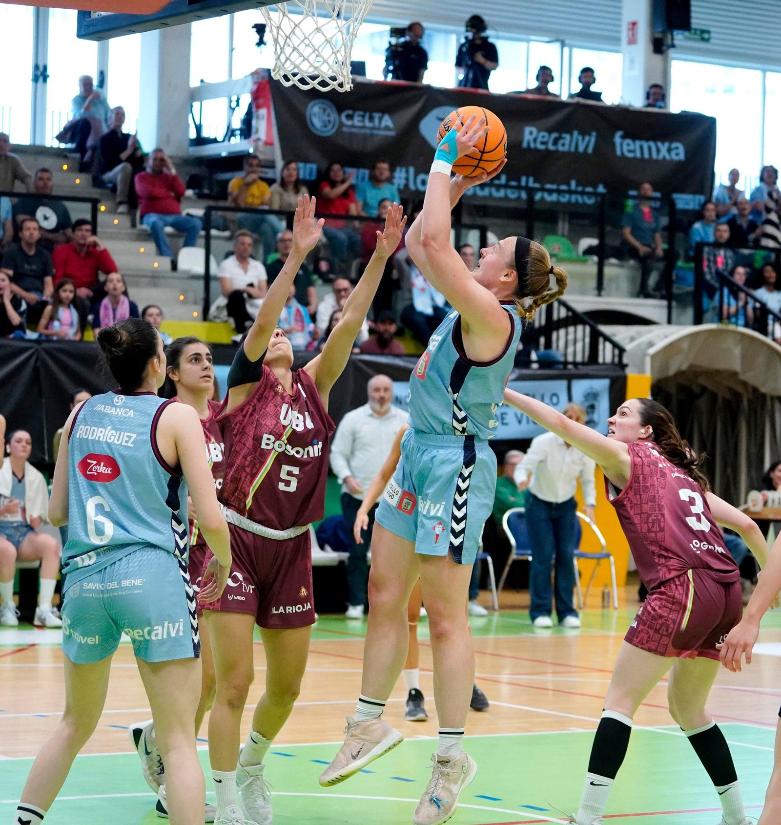 Jessica Kelliher lideró el juego ofensivo del equipo vigués ante un Bosonit Unibasket desbordado.