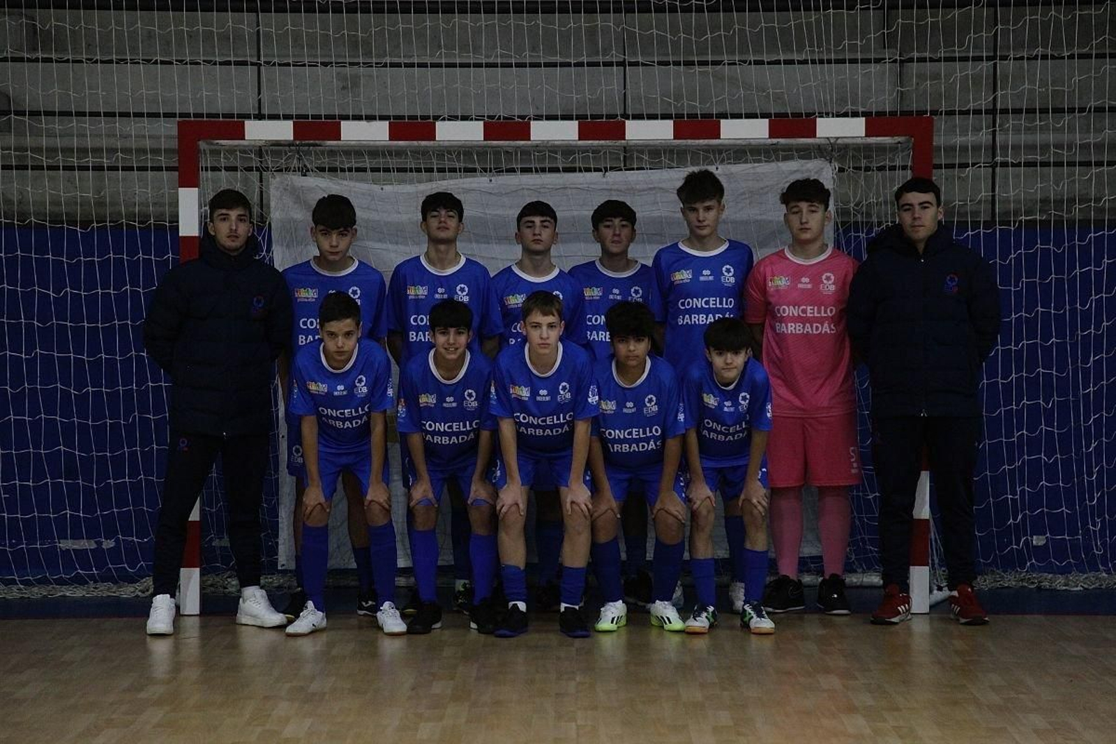 Los jugadores y el cuerpo técnico de la EDC Barbadás, el conjunto local.