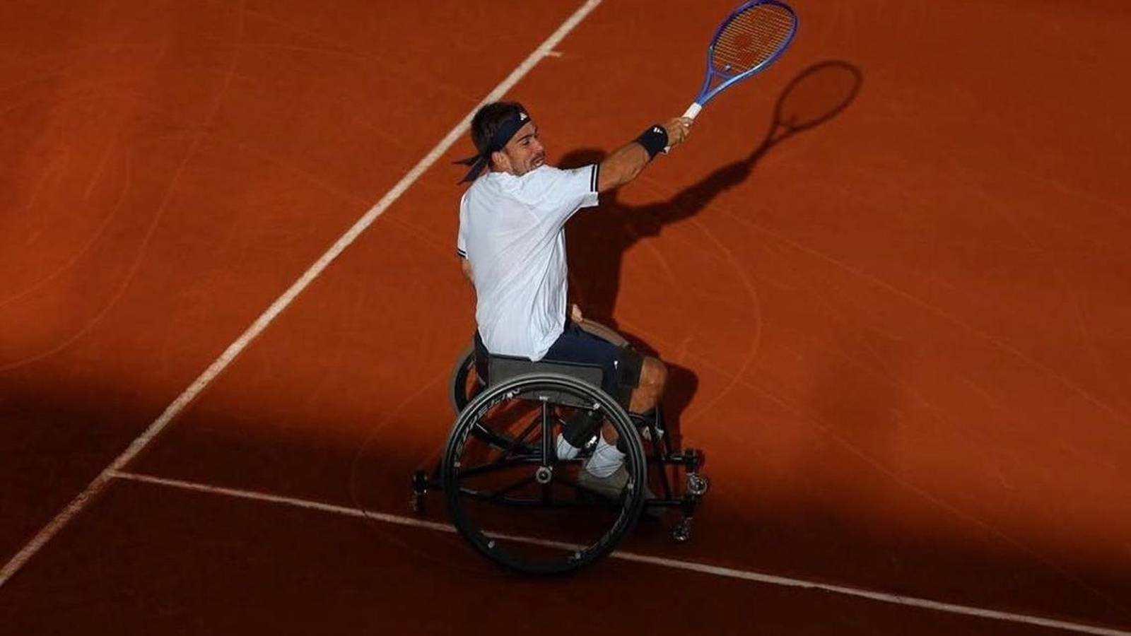 El jugador vigués golpea una bola sobre la tierra batida de París, que ayer le granjeó felicidad.