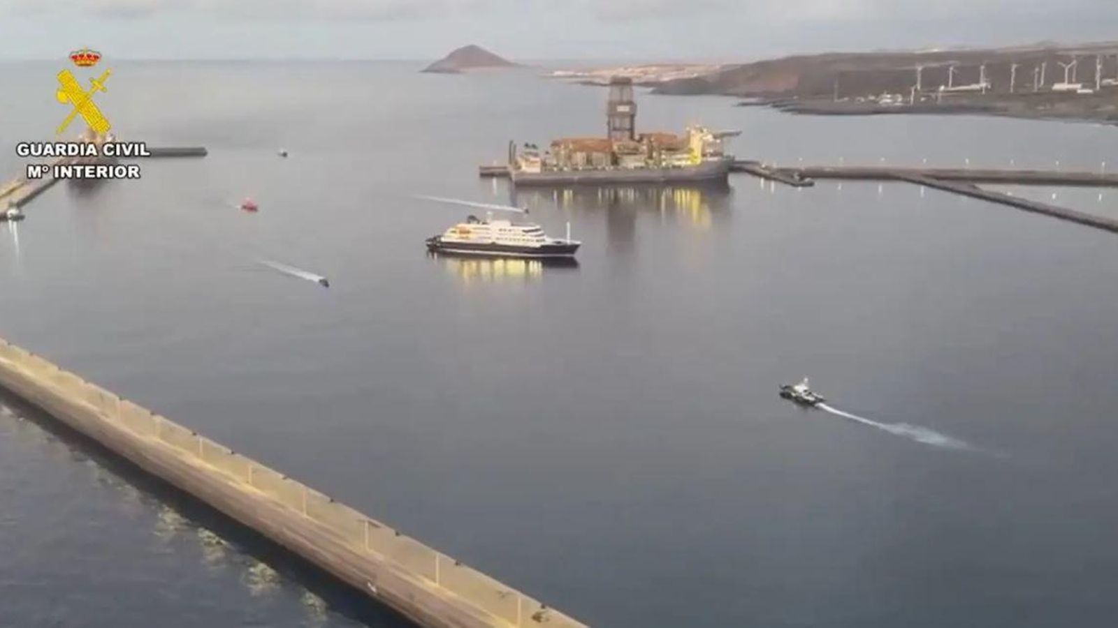 El crucero MV Hondius, afectado por un brote de hantavirus, ha fondeado este domingo en Tenerife sobre las 5.30 hora local —6.30 en la España peninsular.