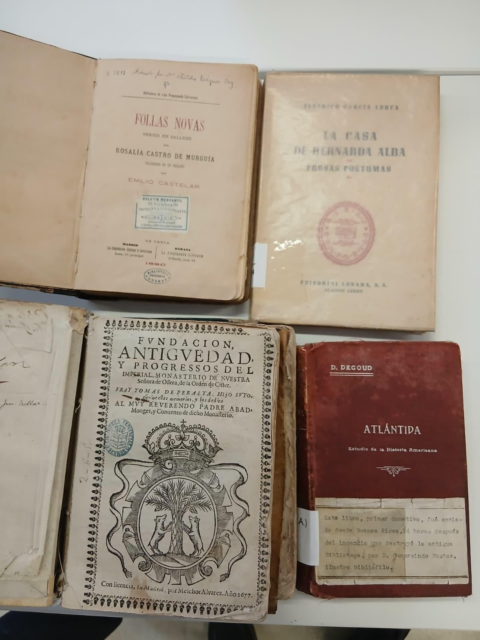 Algunos títulos que componen el Fondo Antiguo