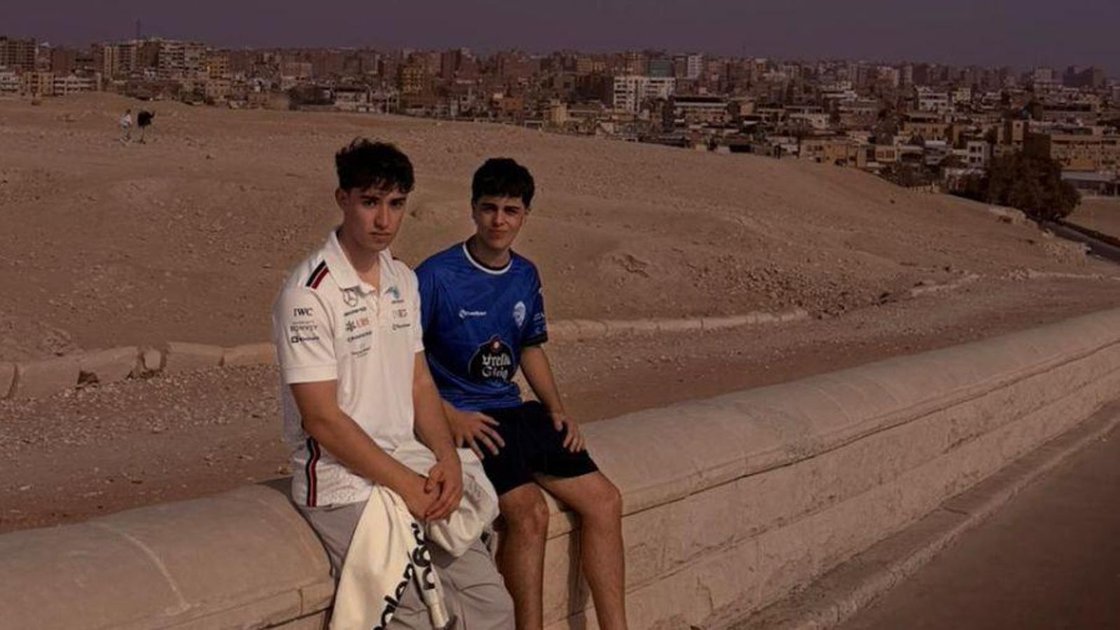 Pablo y Paulo en Egipto tras coger el vuelo desde Omán.