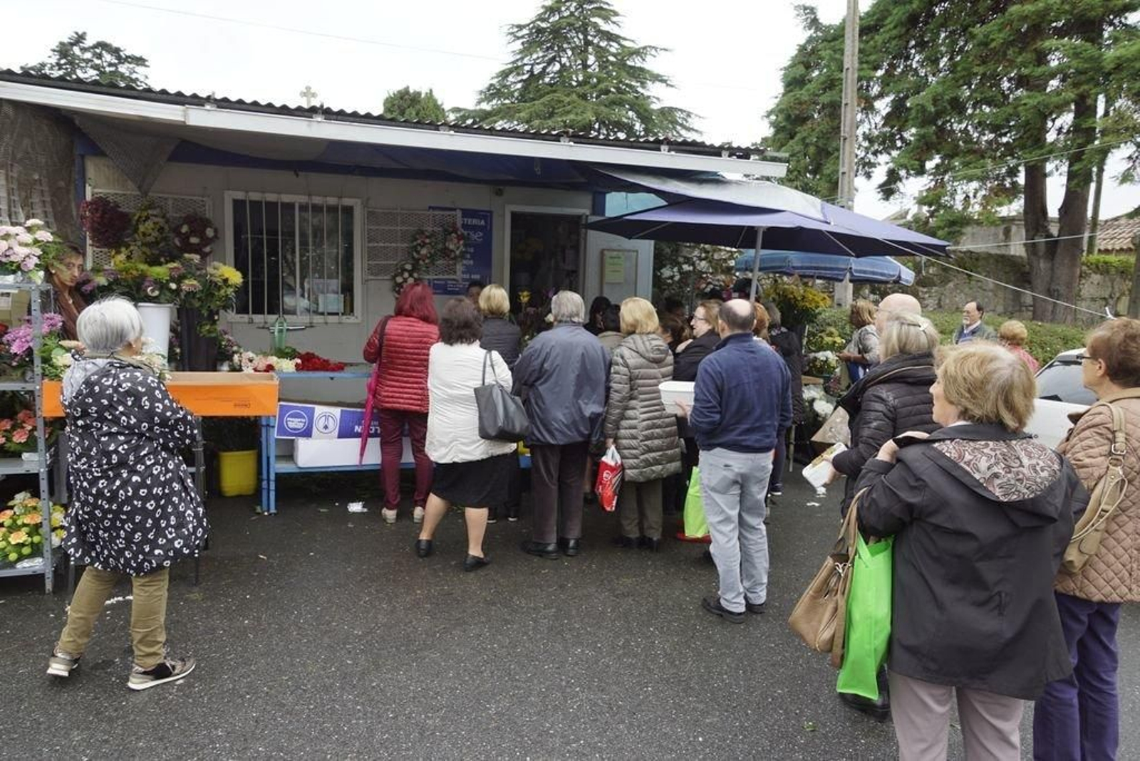 Los clientes hicieron cola para comprar arreglos florales en Pereiró.