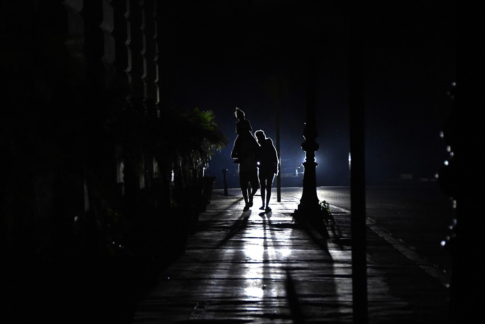 Personas caminando por la Habana totalmente a oscuras