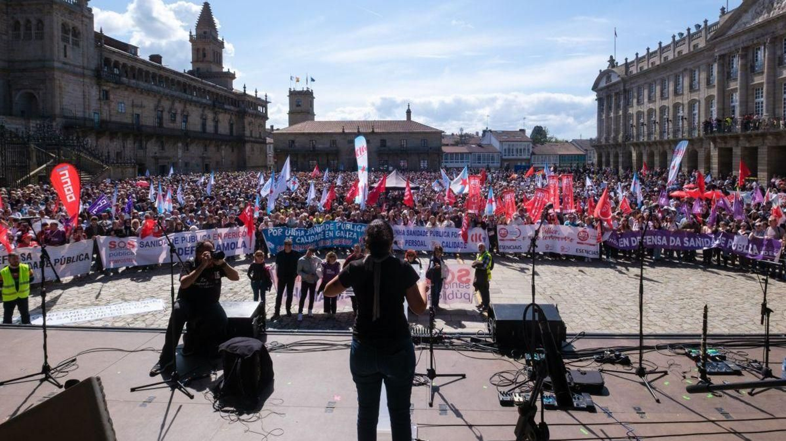 Cientos de personas durante la manifestación en la Praza do Obradoiro de Santiago.