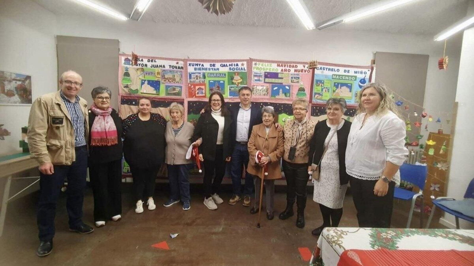 El alcalde de Castrelo de Miño, Avelino Pazos, con la directora y usuarias de la Casa do Maior.