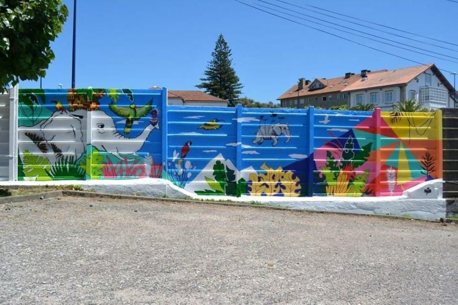 Mariam Rodríguez inmortalizó el deseo de libertad y el poder sin límites de la imaginación en el muro del IES de A Guía.