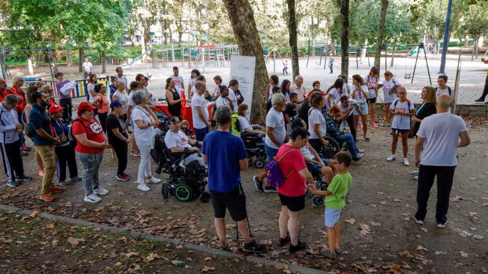 Tanto familiares como usuarios y amigos iniciaron la caminata pasadas las 11 de la mañana en Castrelos.
