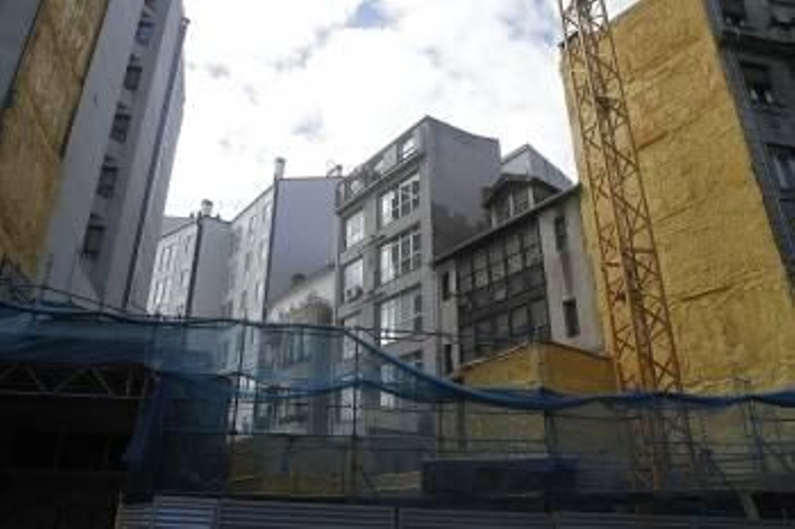 Solar que ocupaba el antiguo Hotel Parque, con la fachada ya retirada. (Foto: MIGUEL ÁNGEL)