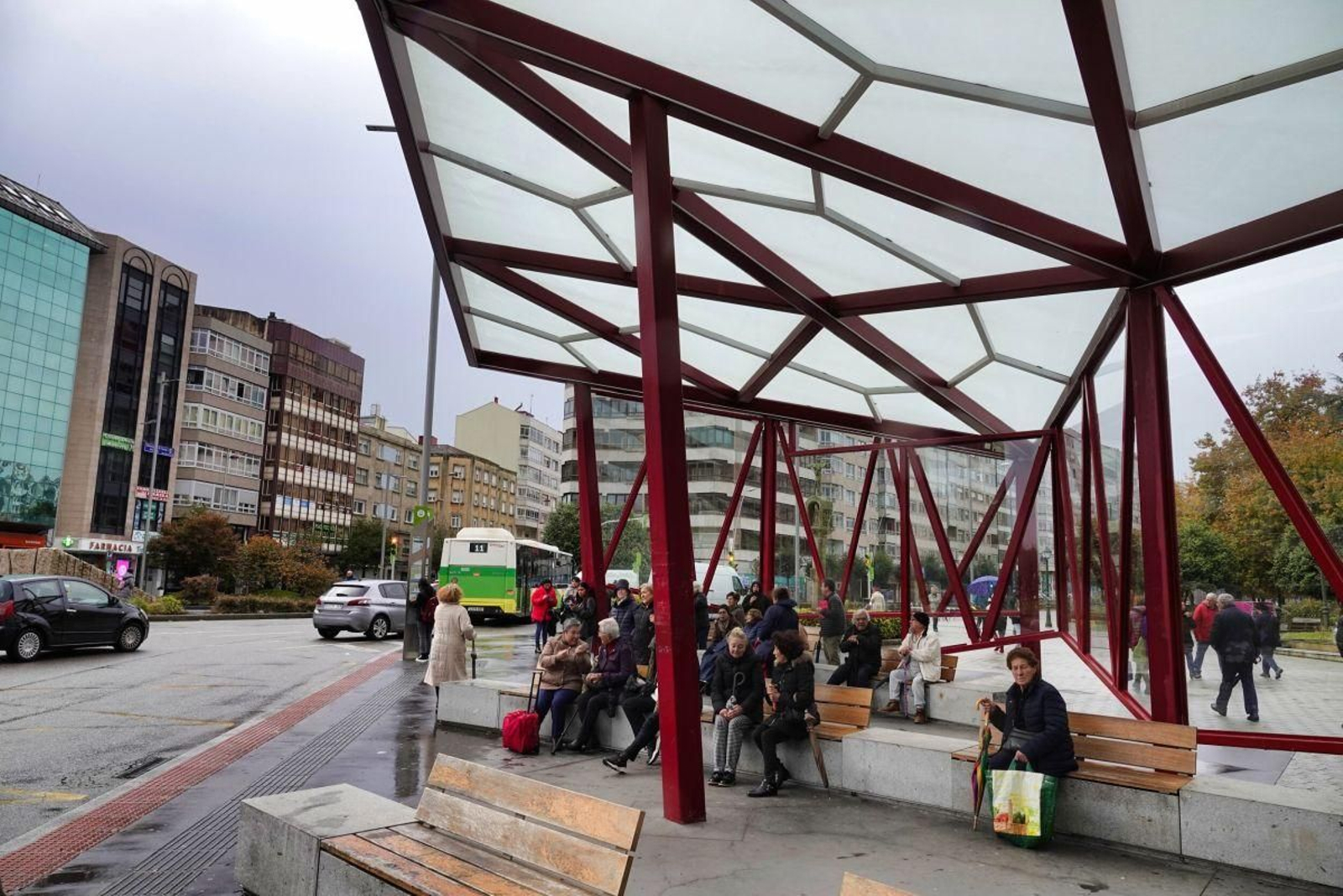 Paradas más llenas de lo normal y líneas de autobús en servicios mínimos en otra jornada de huelga de 24 horas.