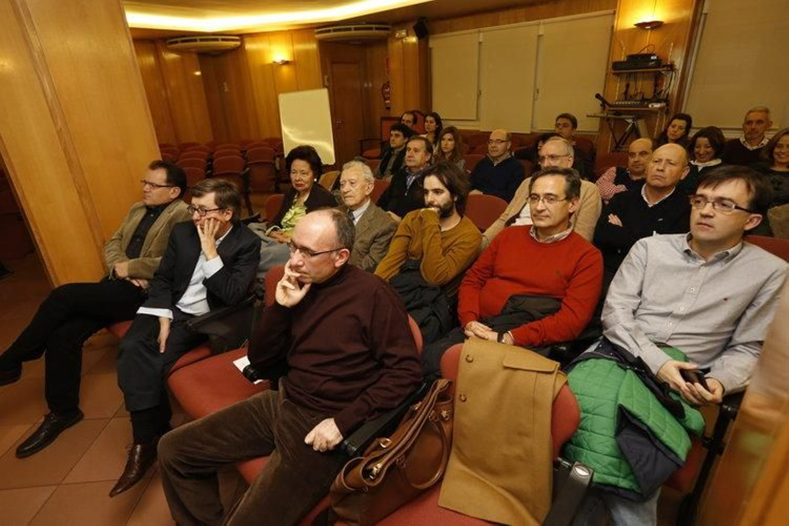 Asistentes a la sesión. En primera fila, Simón Lorda (izda.), Chechu Jiménez y Roberto Fernández.