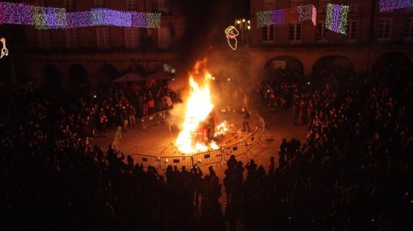 La sardina es quemada en la Praza Maior