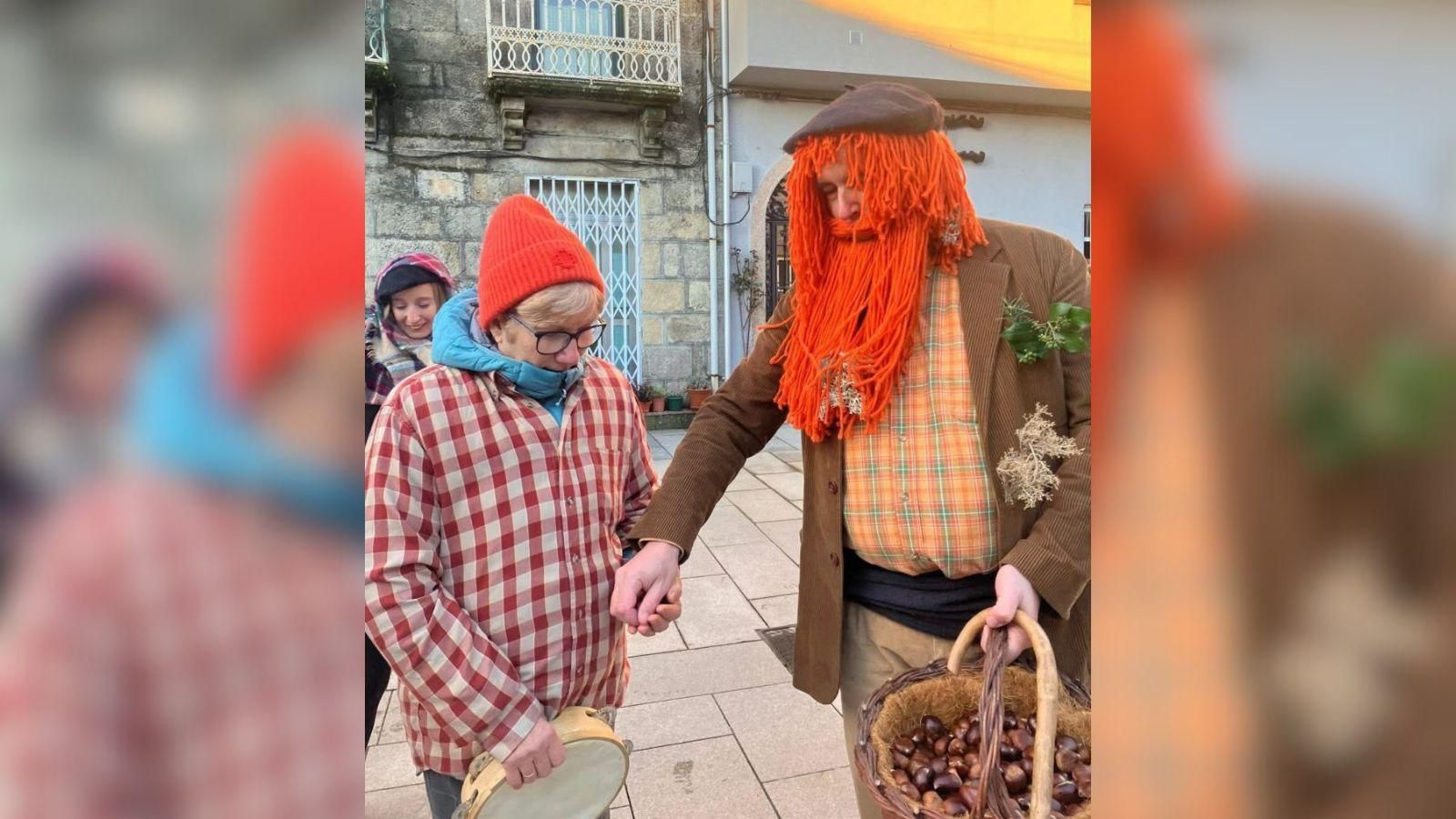 El Apalpador junto a una vecina de A Gudiña durante su visita.