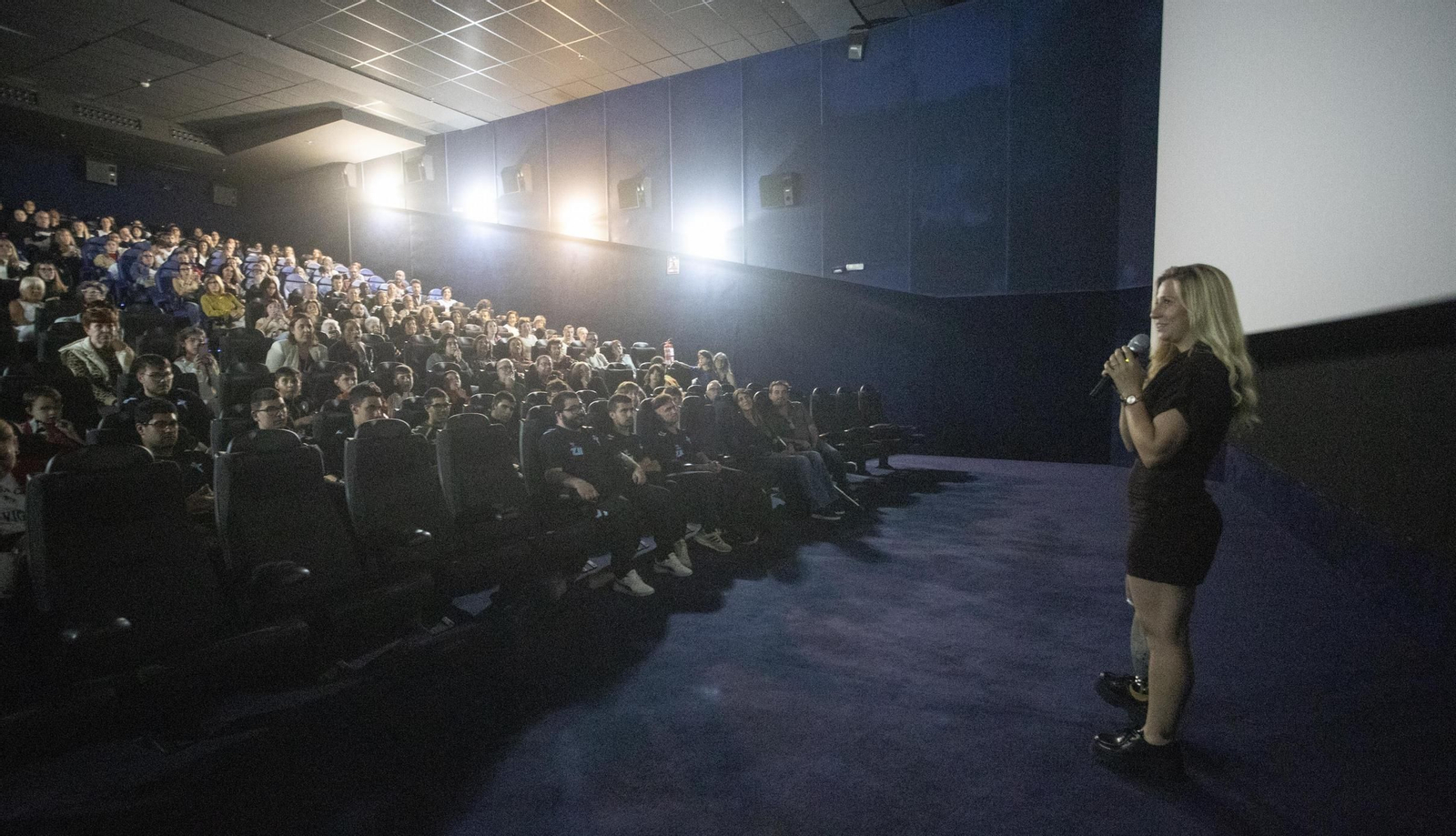 Desirée Vila presentó el documental “Ganas de vivir” en los cines Tamberlick de la Plaza E.