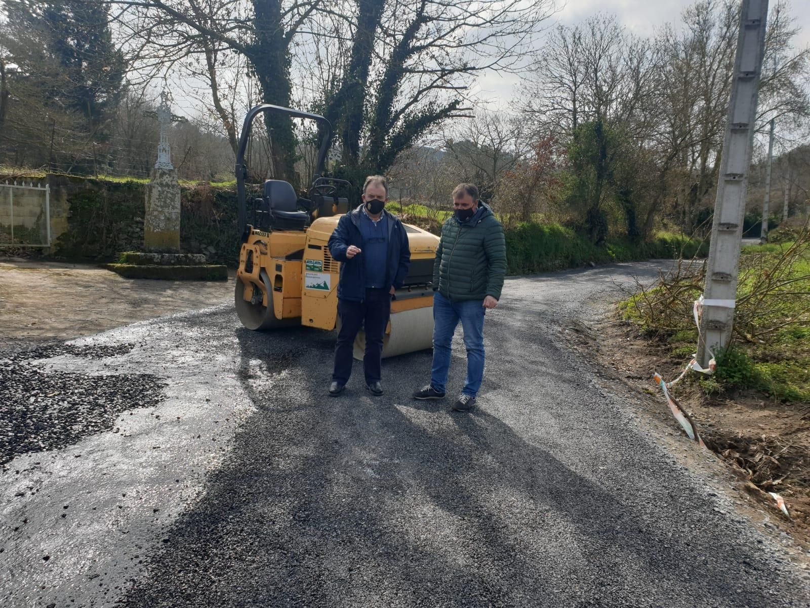 Ramón Gómez, edil de Obras, y Amador Díaz, de Medio Rural visitaron el inicio de las obras.