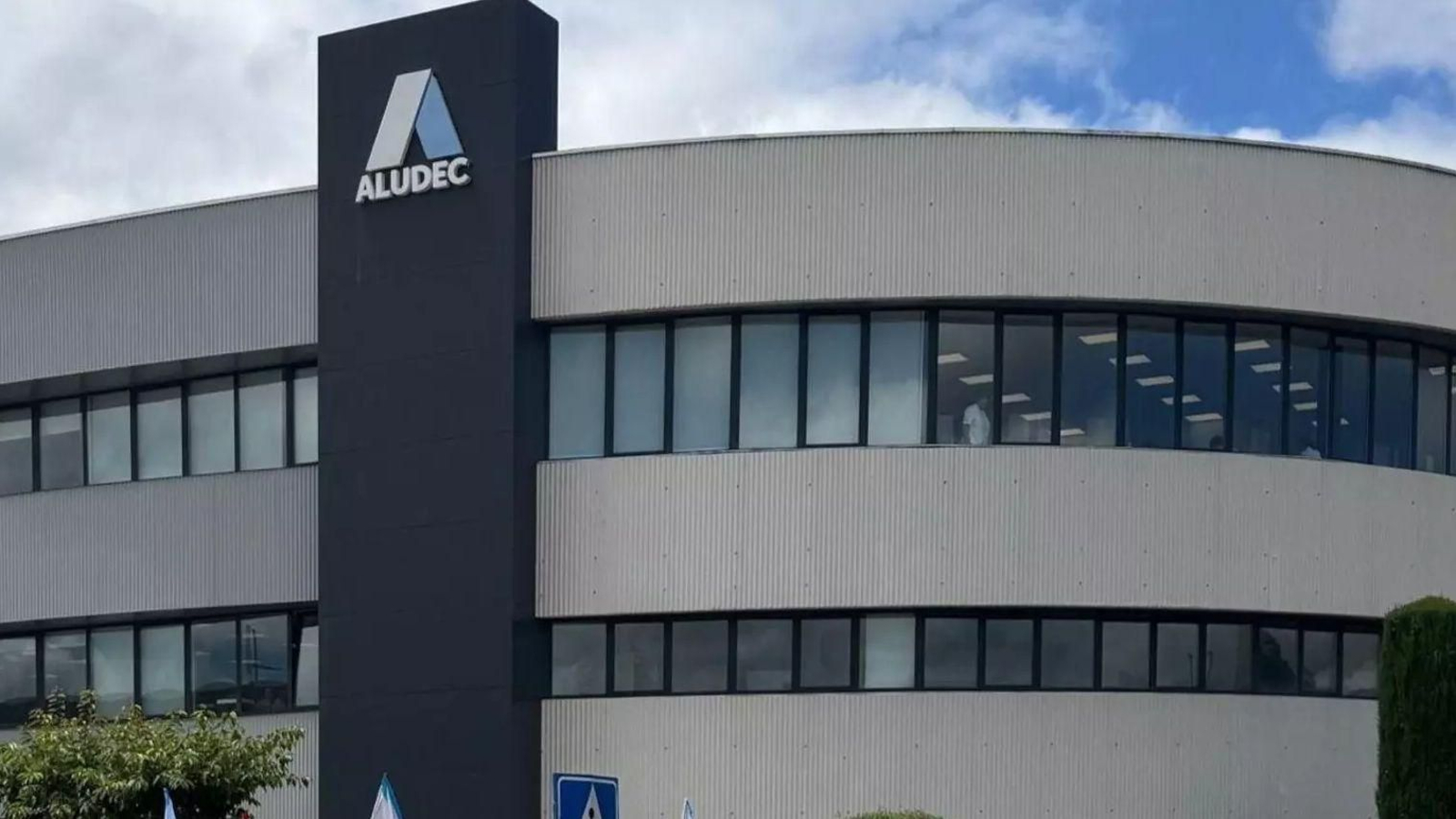 Sede central de Aludec, de origen vigués, en Ponte Caldelas. Fabrica anagramas para coches.