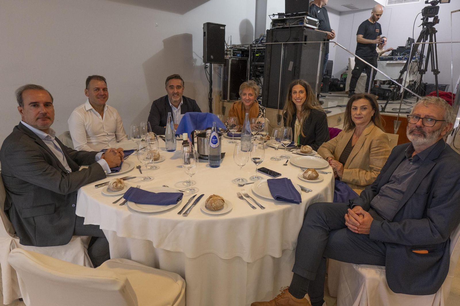 MESA RÍO BIBEI  Carlos Simón Cabo, de ICAM Abogados; José Manuel Pena, administrador de Venaver; Jorge Pumar, director territorial de Industria de la Xunta de Galicia; Manuela Seguí, titular de Asesoría Fidel; María Galende, de Blanco & Galende Abogados; Loli Alonso, jefa de administración de Atlántico Diario, y Fernando Blanco, de Blanco & Galende Abogados.