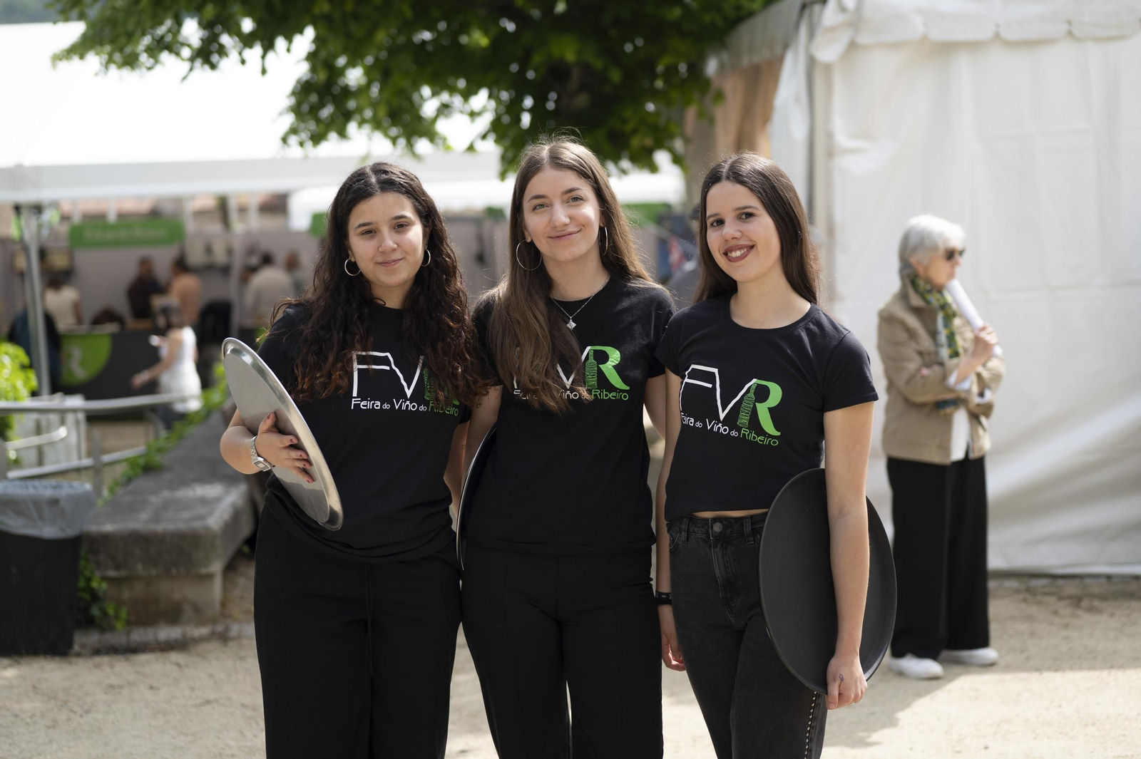 Ambiente festivo, brindis y degustaciones en el recinto de la Alameda de Ribadavia durante la celebración de la 63ª Feira do Viño do Ribeiro