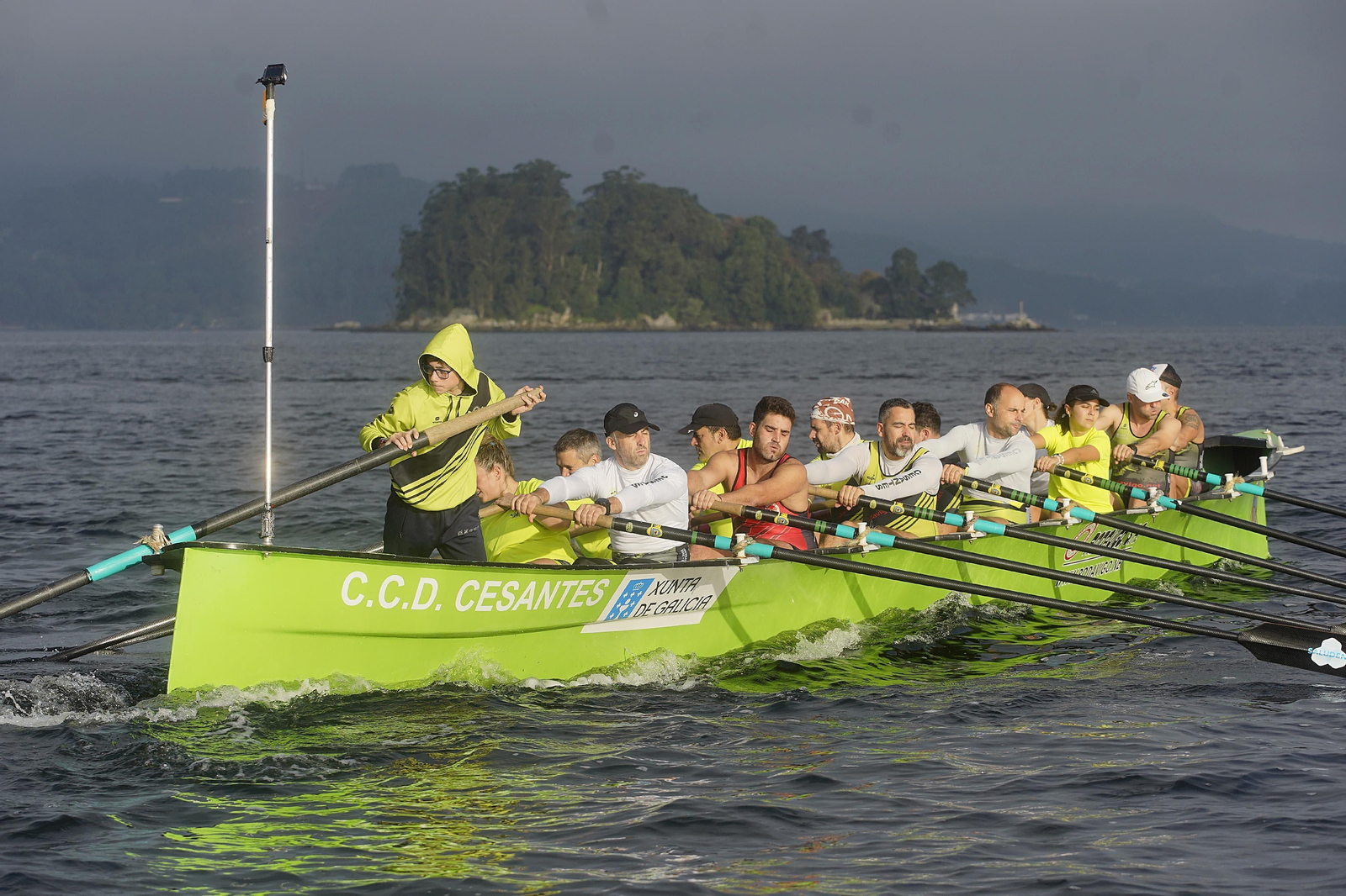 Participantes en la sesión de remo de +Deporte Atlántico en Cesantes.