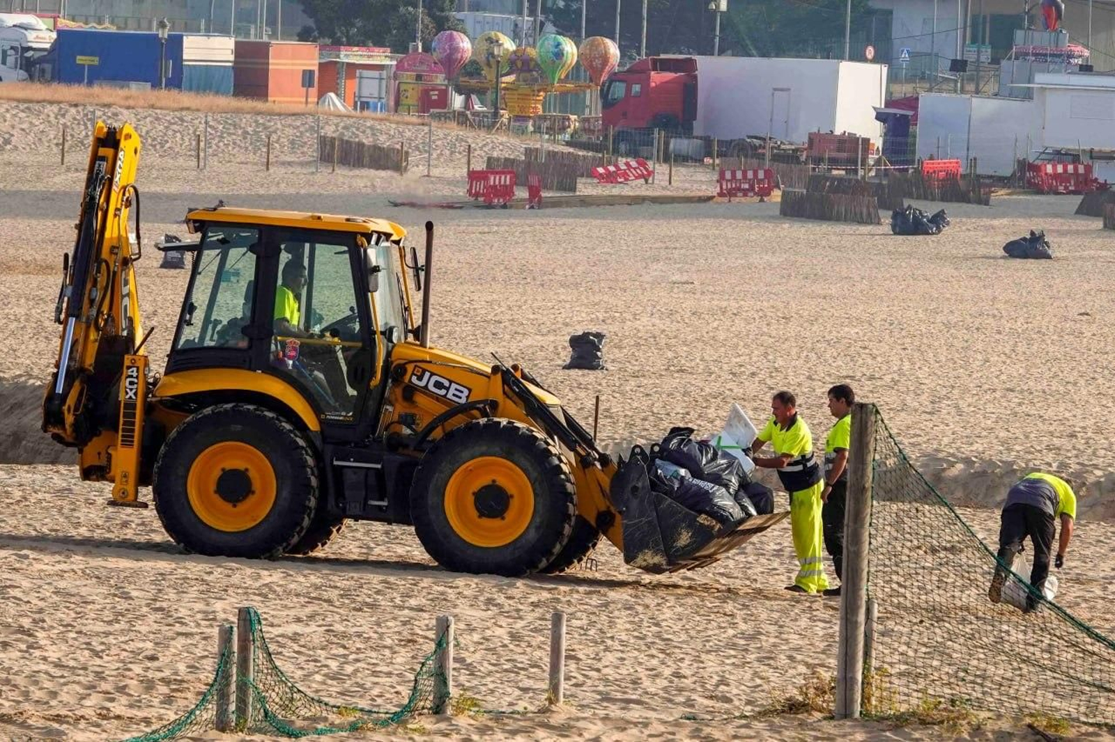 Galería | La resaca de San Xoán 2026 deja toneladas de residuos en Samil y Panxón