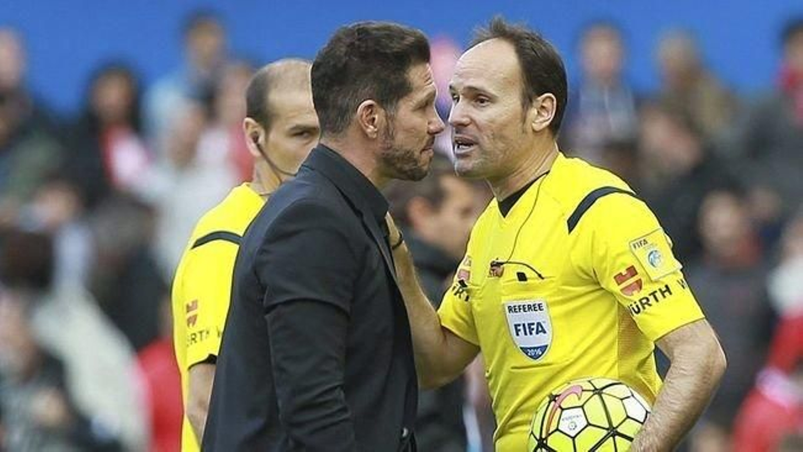 El colegiado Mateu Lahoz conversa con Simeone.