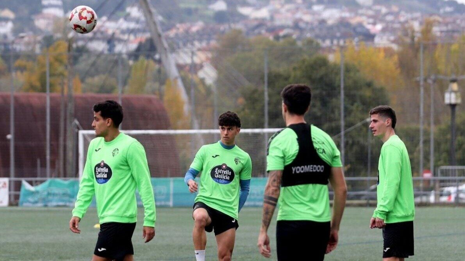 Los jugadores ourensanos durante un entrenamiento en el campo sintetico de Oira (Foto: Marcos Atrio).