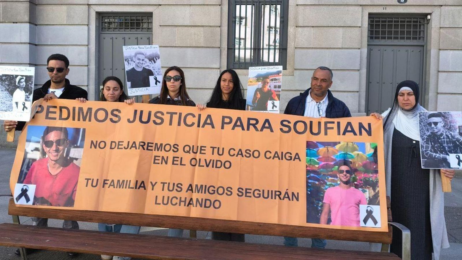 La familia de Soufian, este viernes, frente a la Audiencia de Pontevedra.