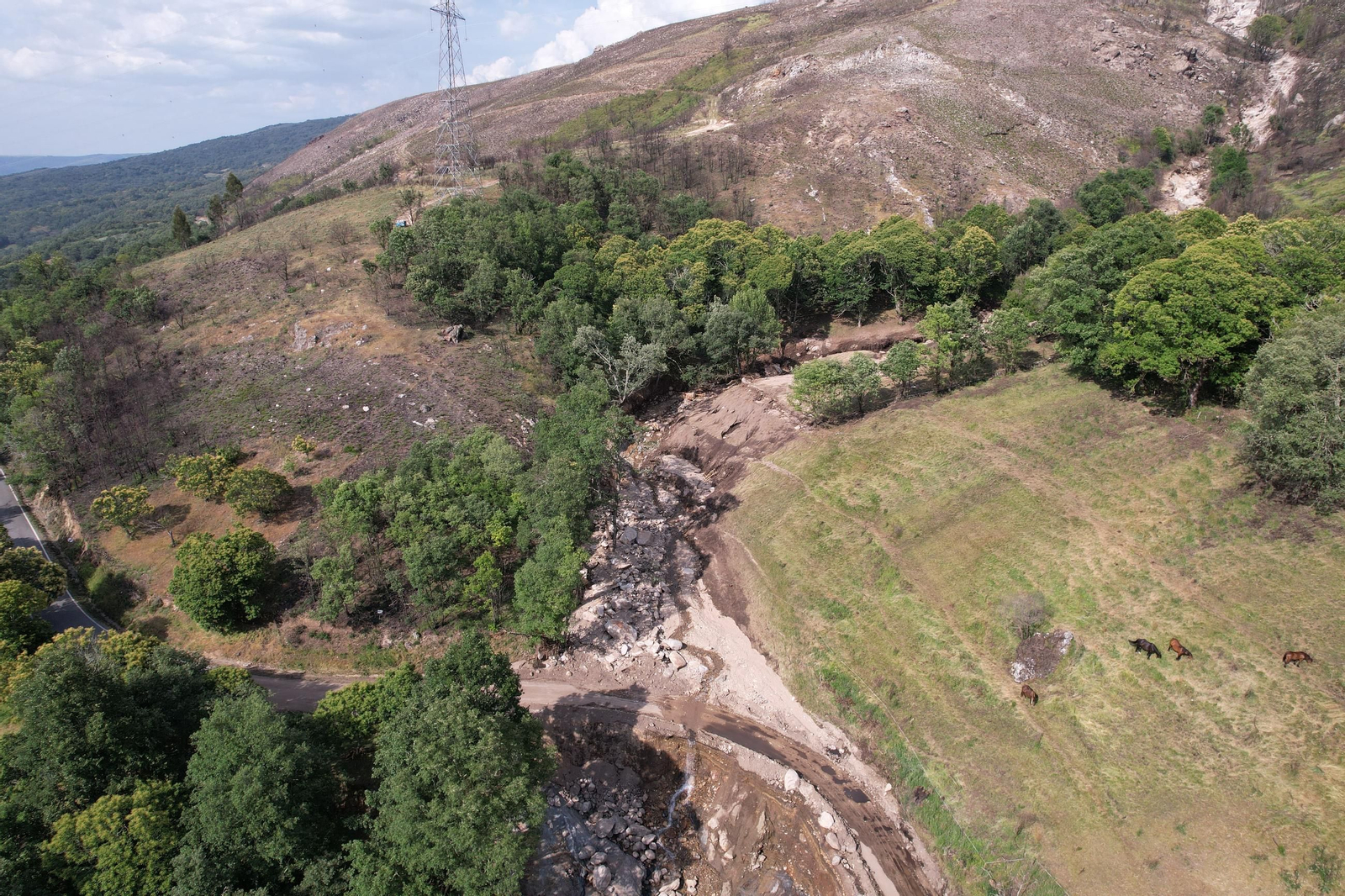 Galería | Viana do Bolo, cruzada por el torrente de agua, en fotos a vista de dron