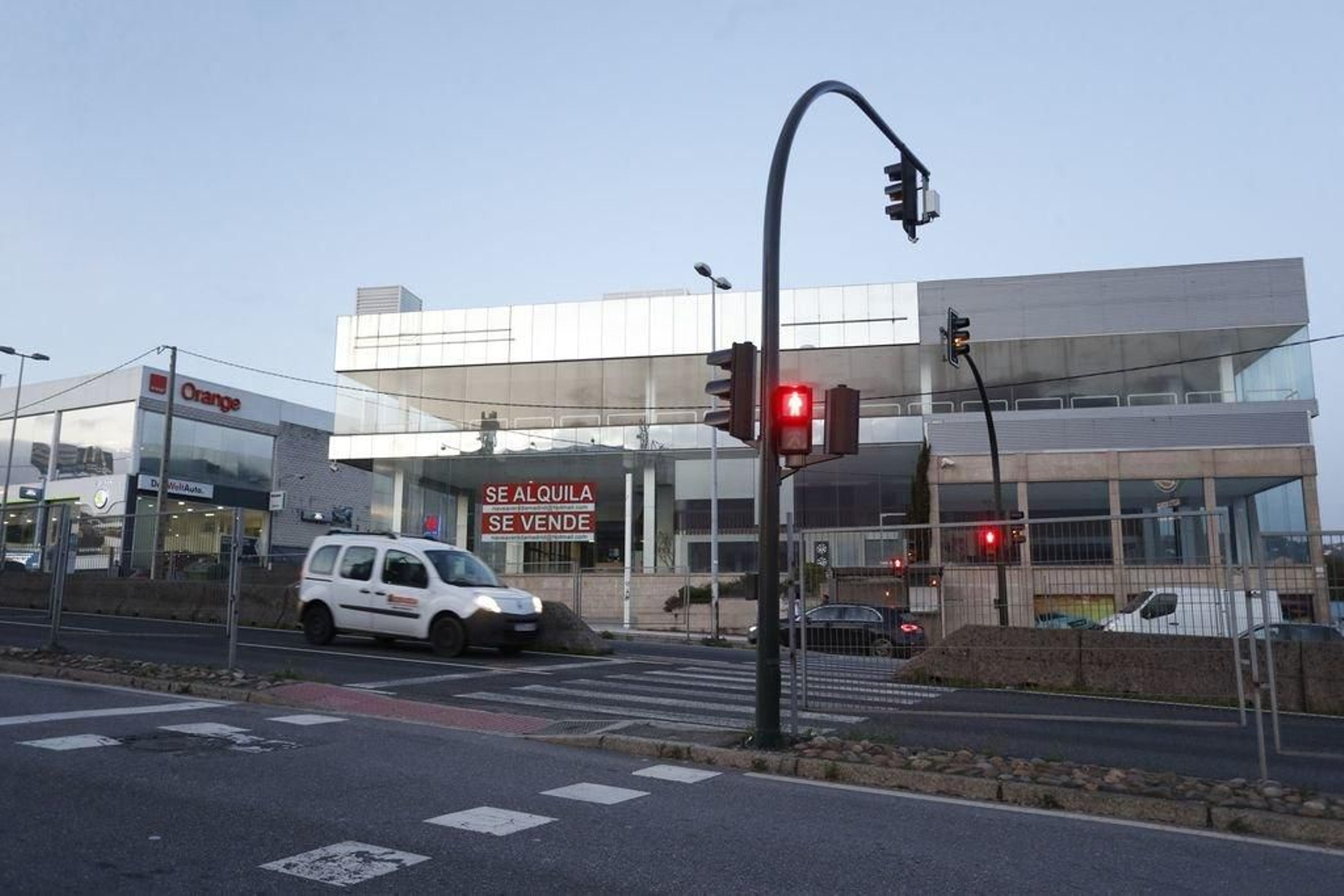 Instalaciones en la Avenida de Madrid donde la firma textil implantará su nueva sede central.