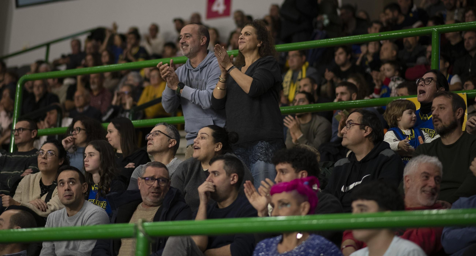 Galería | El Pazo se llena de Navidad en la primera derrota del COB como local