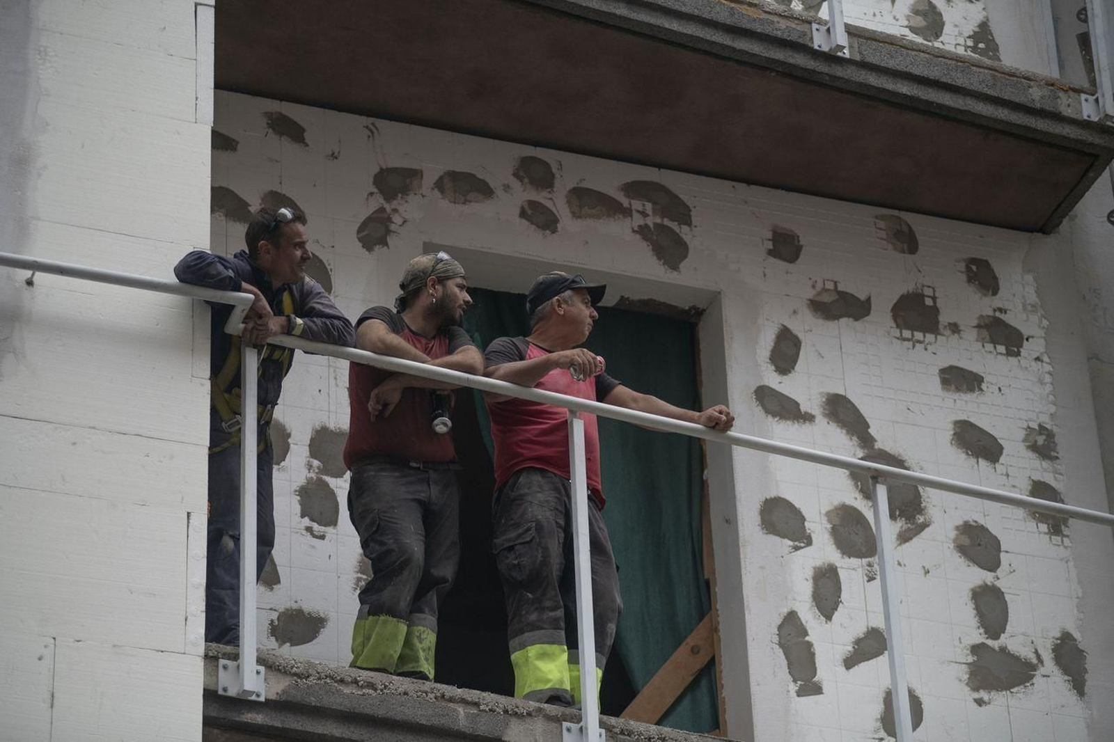 Los vecinos, pendientes de lo que sucedía. (Foto: Xesús Fariñas)