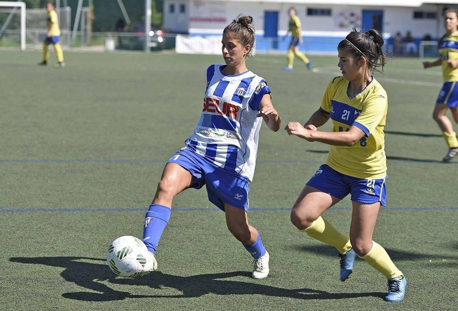 Joana, con la camiseta del Sárdoma, en un partido ante el Matamá: en uno de los equipos está su futuro.