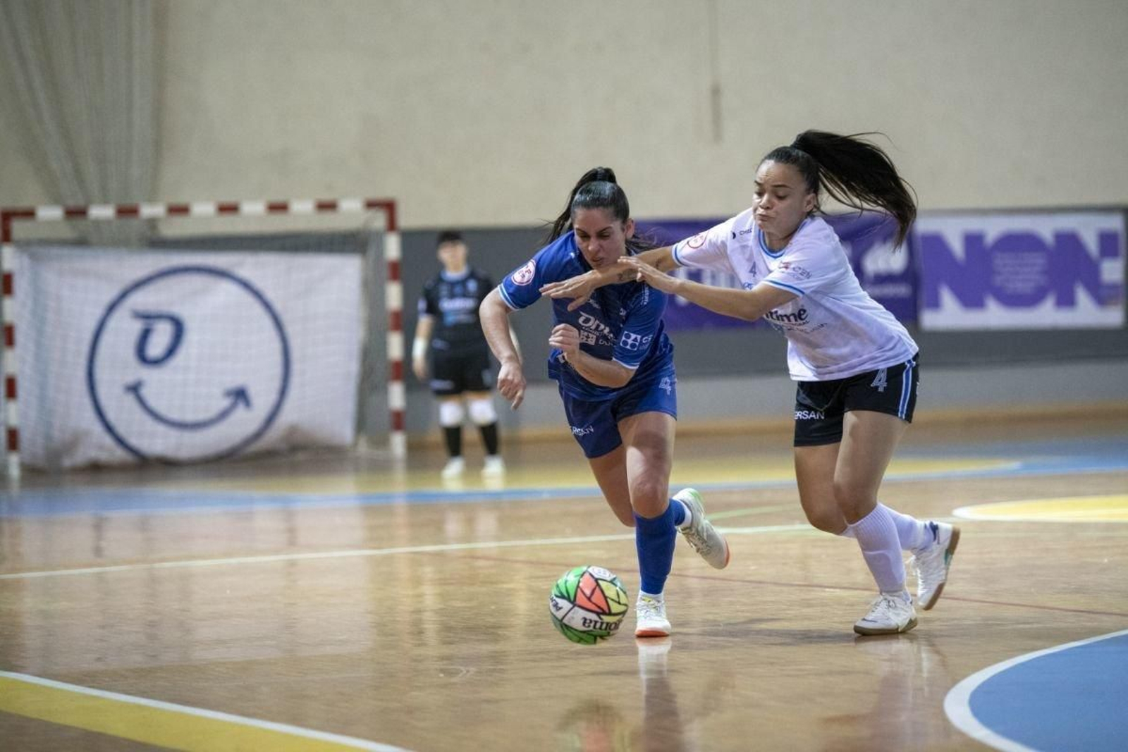 Raquelilla se marcha de una rival del Melilla en la primera vuelta.