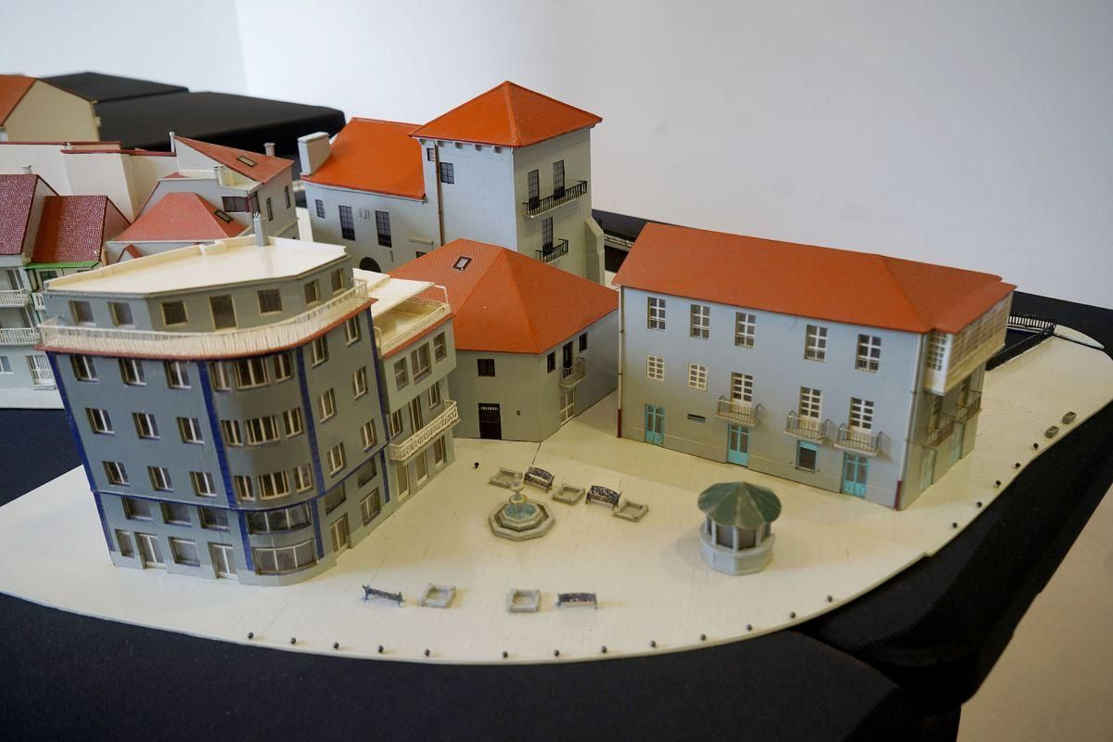 Los visitantes poderán apreciar en detalle edificios emblemáticos del centro urbano como la Casa da Torre o la iglesia de Santiago de Redondela.