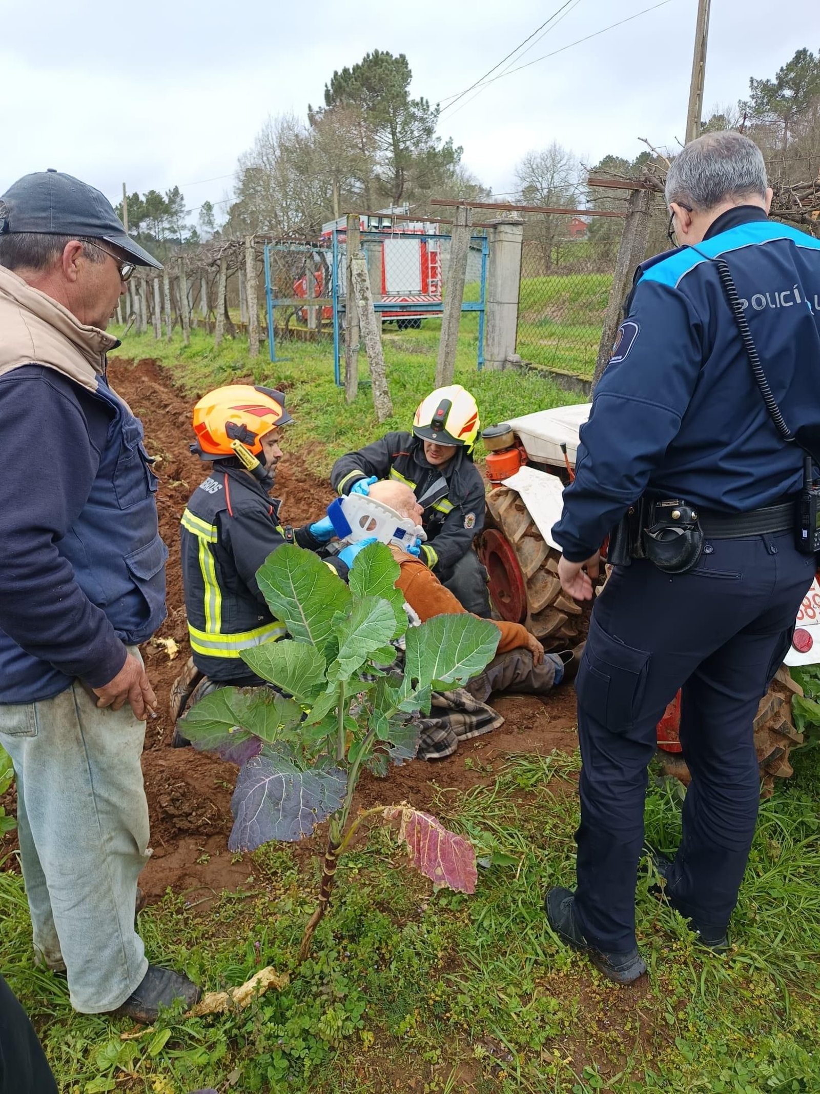 Bomberos y la Polícía Local atienden al vecino tras el accidente con el tractor en Celanova.