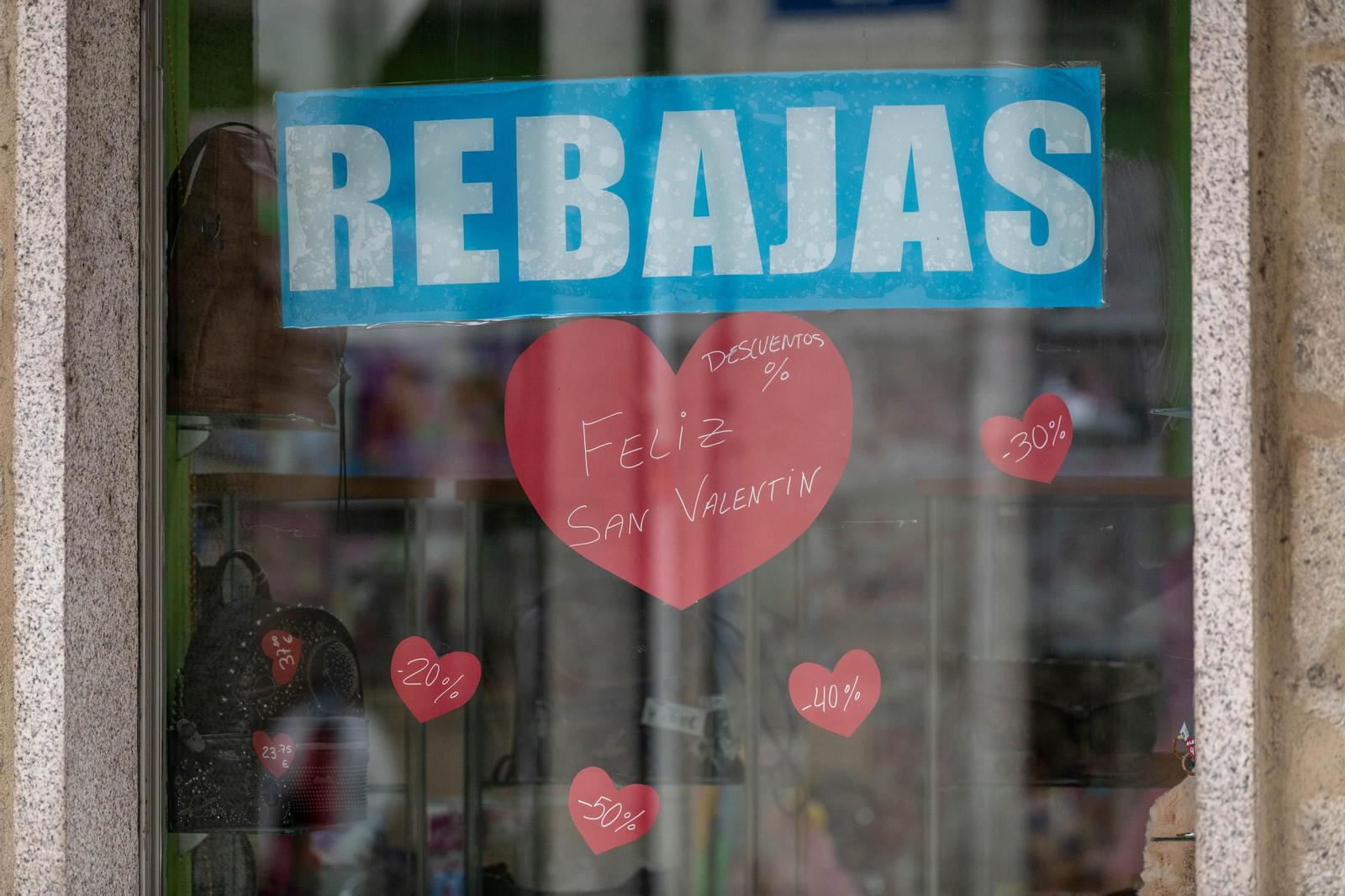 Los negocios de Verín engalanan los escaparates con motivos do San Valentín. (Foto: Óscar Pinal).