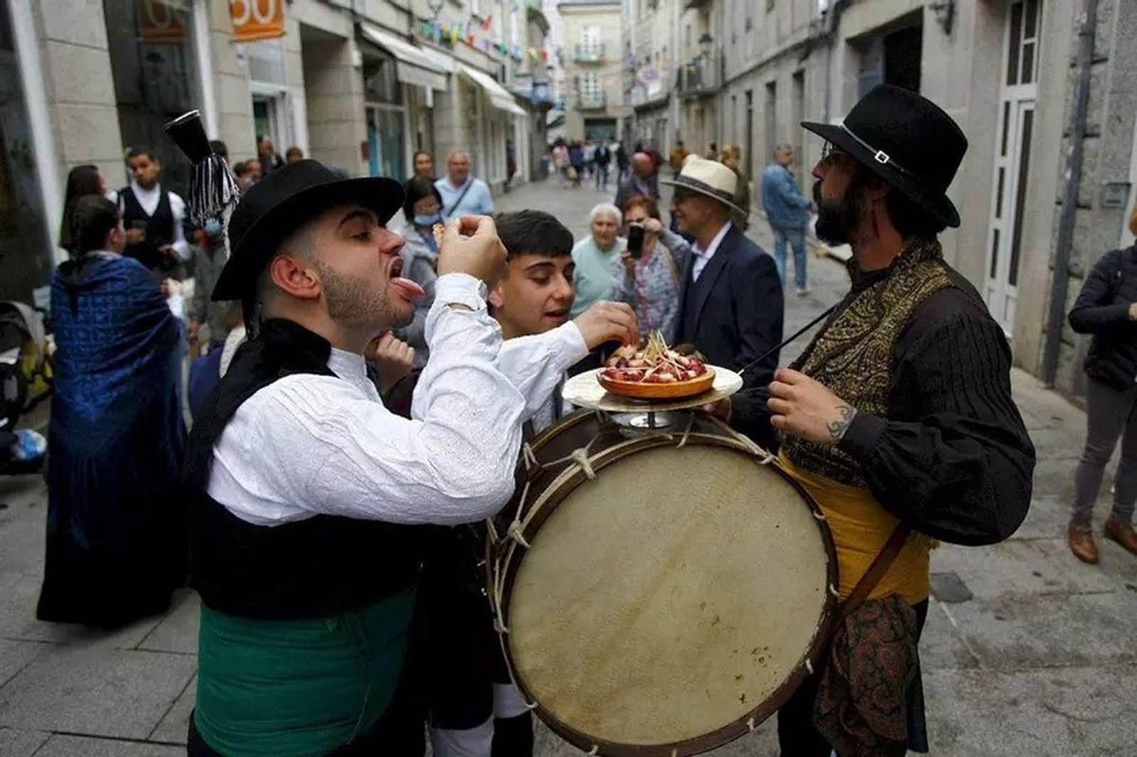Tres jóvenes disfrutando del pulpo durante la edición del año pasado.