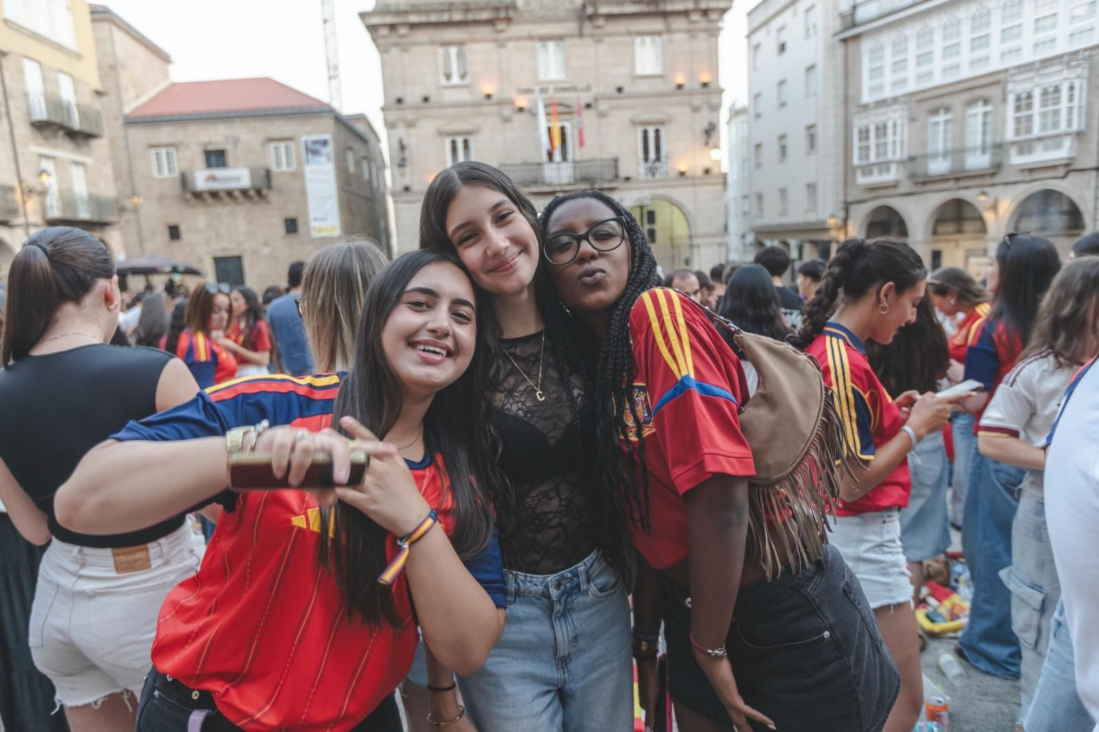 Galería | Camisetas, banderas y las calles de Ourense llenas de emoción por ver a España jugar los cuartos de final, en fotos