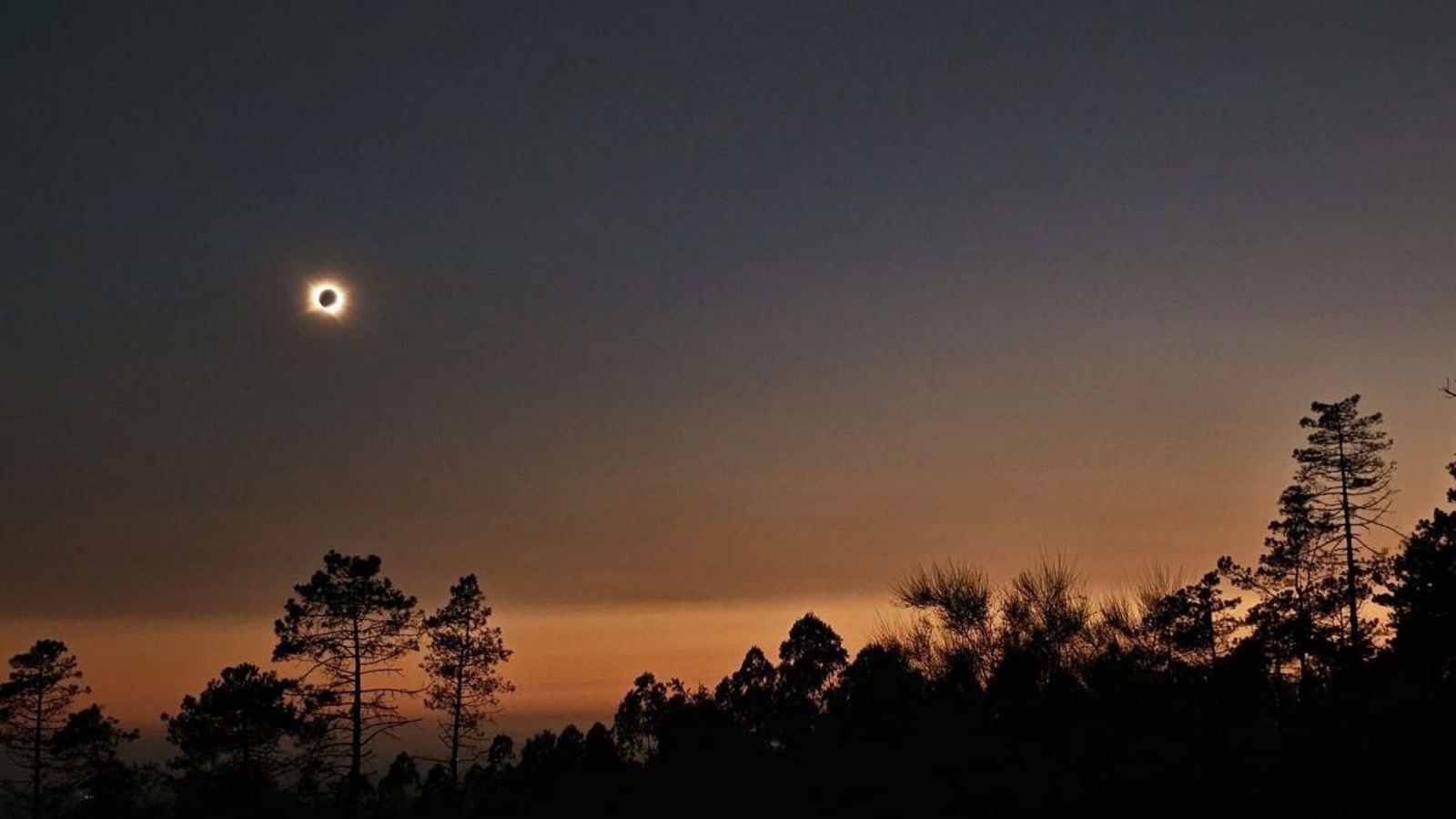 Eclipse total bajo el cielo de la aldea de Penouta, en Viana do Bolo.