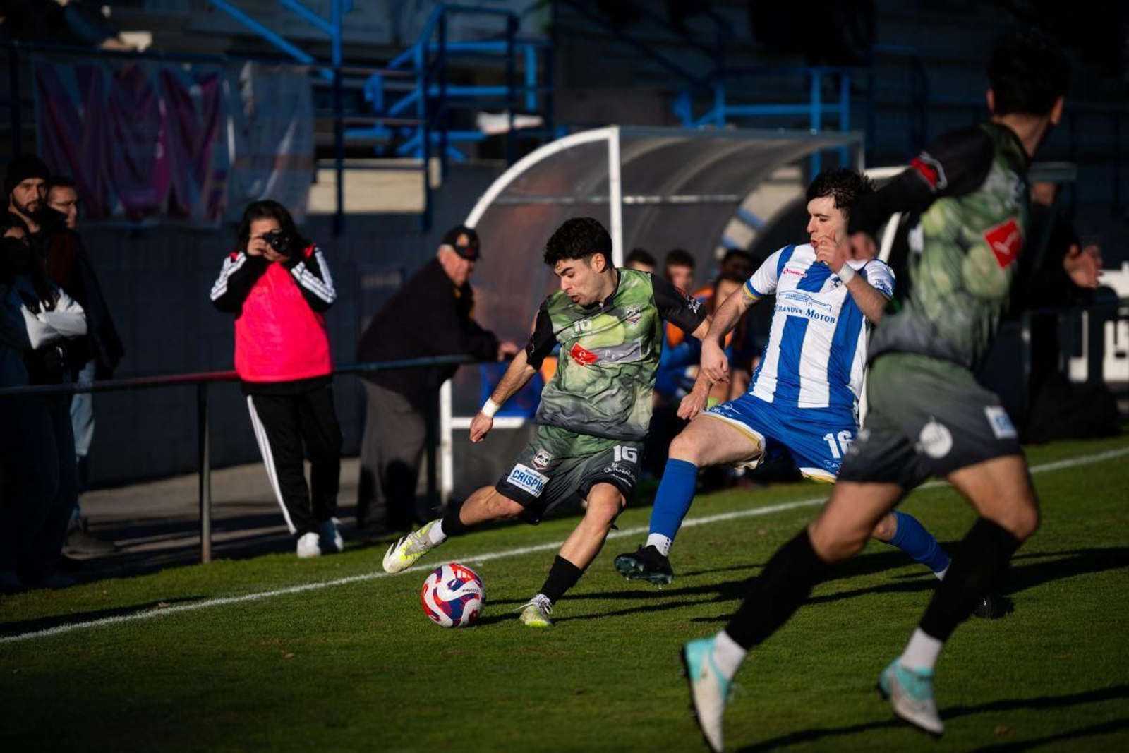 Miguel Peral, mediapunta del Arnoia, intenta dar un pase ante la presión de Adrián Mociño.