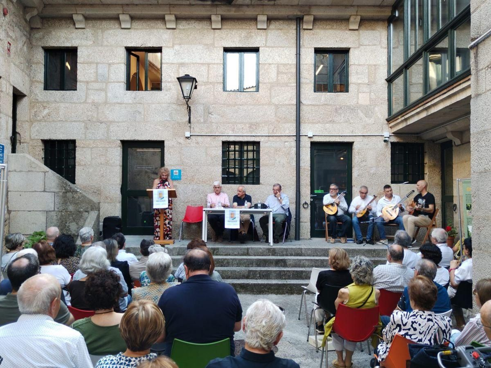Acto de presentación da segunda edición do libro “Nomes do Ribeiro”. JESÚS VEIGA